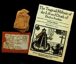 Обложка книги Марло, кожаный мешочек Фауста и клочок бумаги с алхимическими формулами